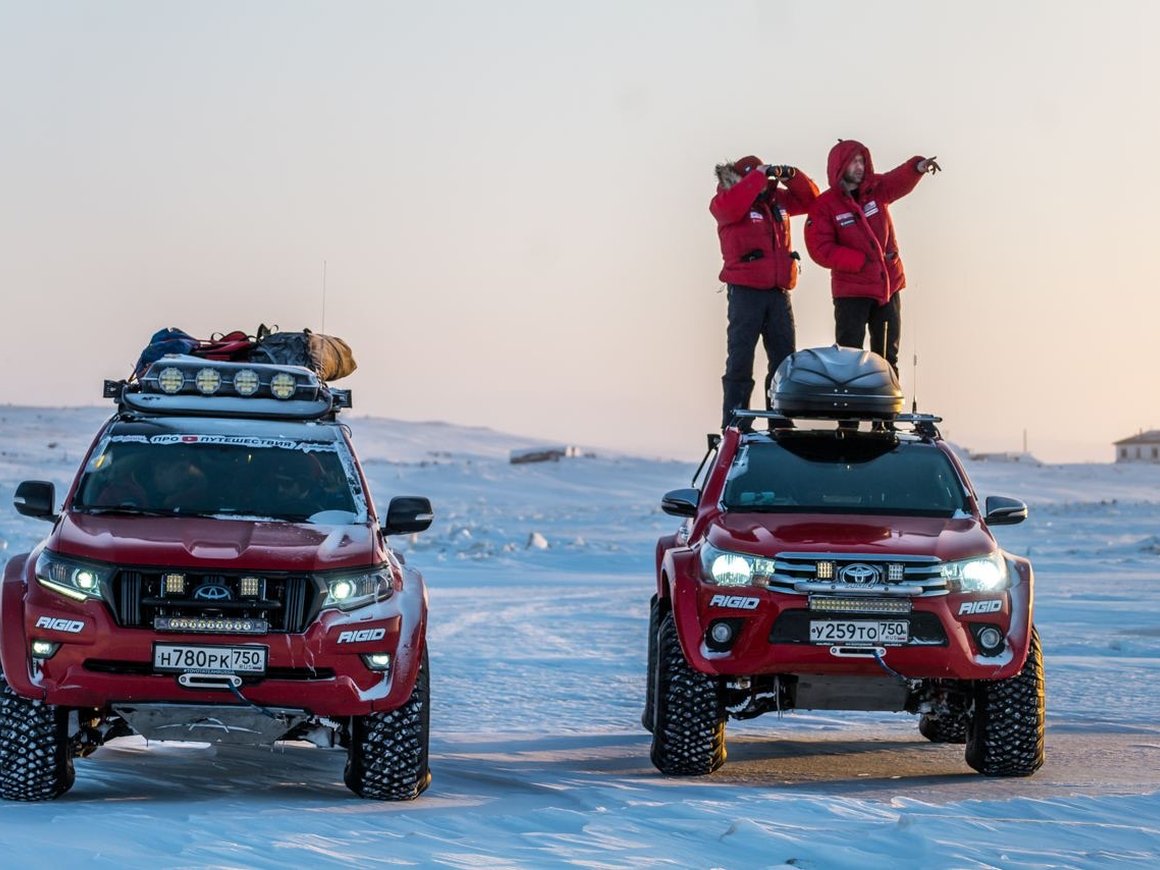 Проехались по льду Северного Ледовитого океана: русские исследователи на Toyota пересекли два полюса холода