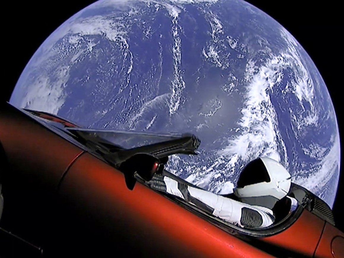 Запущенная в космос Tesla Илона Маска официально признана спутником