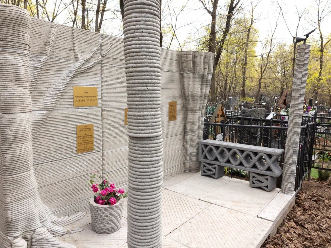 На московском кладбище установили первый в мире памятник, напечатанный на 3D-принтере