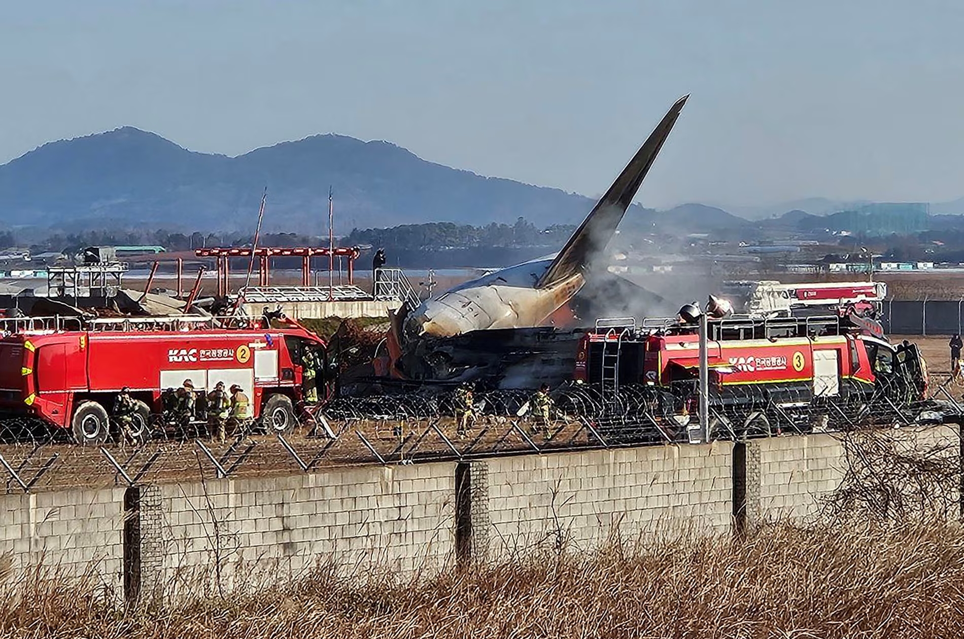 Самолет южнокорейской Jeju Air потерпел крушение со 181 человеком на борту