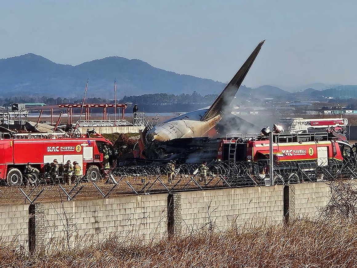 Самолет южнокорейской Jeju Air потерпел крушение со 181 человеком на борту