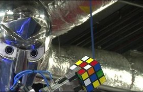 Этот робот собирает кубик Рубика за секунду