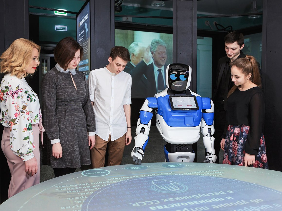 Российские роботы Promobot будут обучать студентов в Саудовской Аравии
