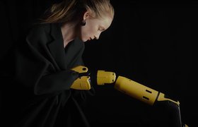Робособаки Boston Dynamics выступили на показе бренда Coperni