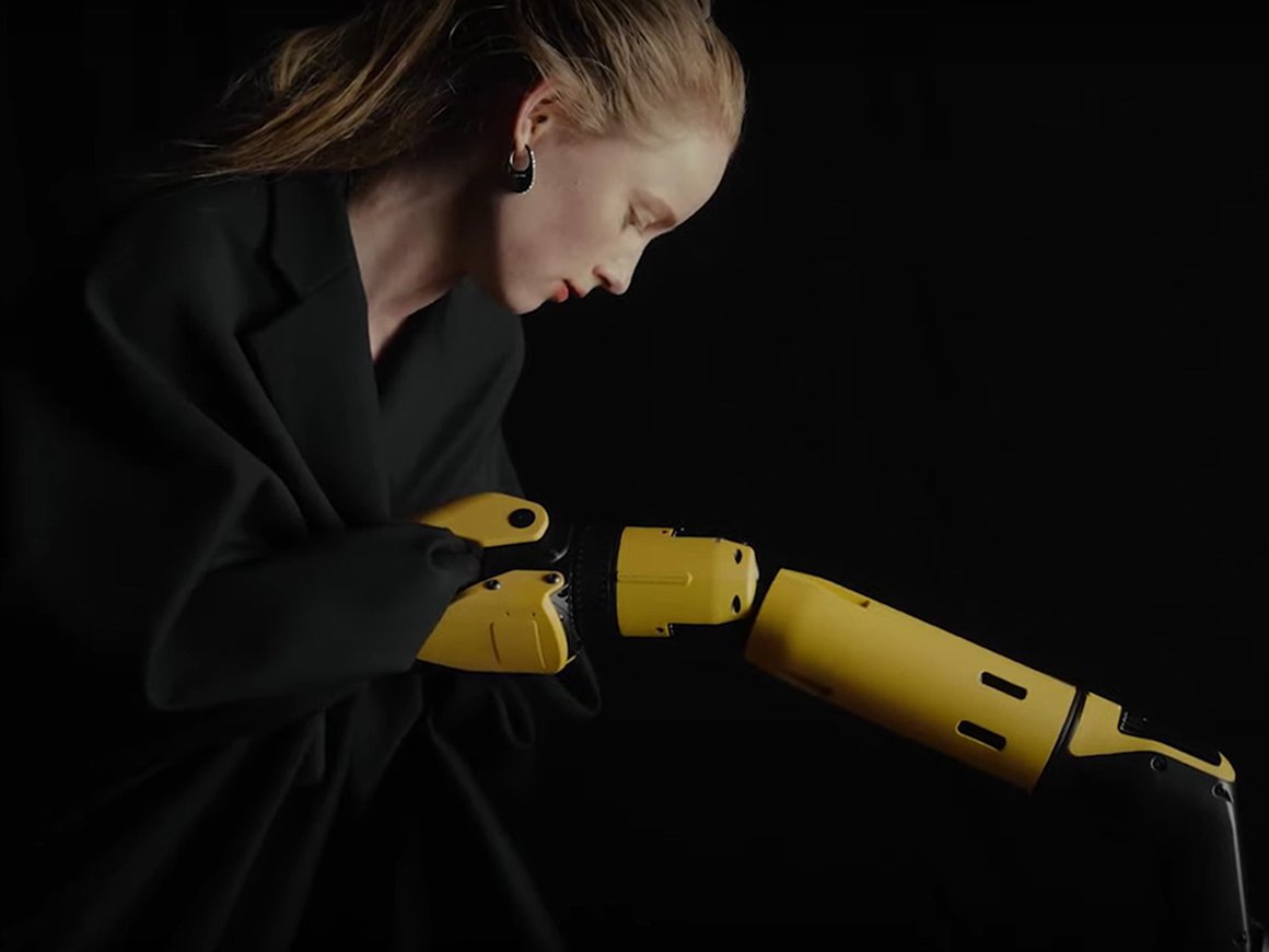 Робособаки Boston Dynamics выступили на показе бренда Coperni