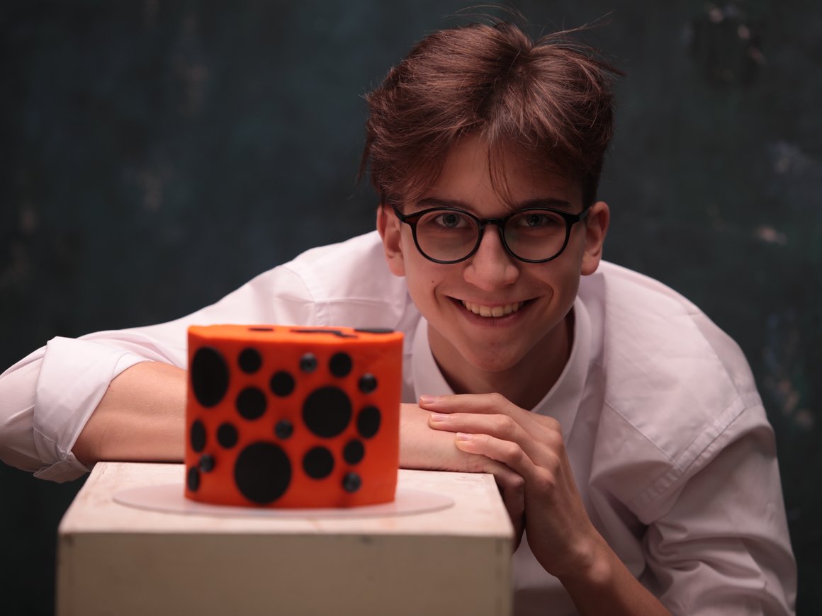 Школьник из Тюмени делает бизнес на тортах с необычным дизайном