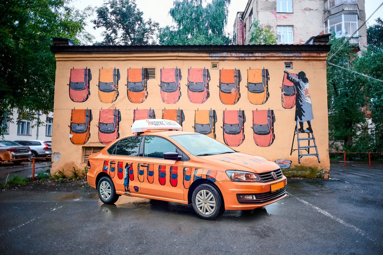 Стрит-арт художники разрисовали машины «Яндекс.Такси» граффити