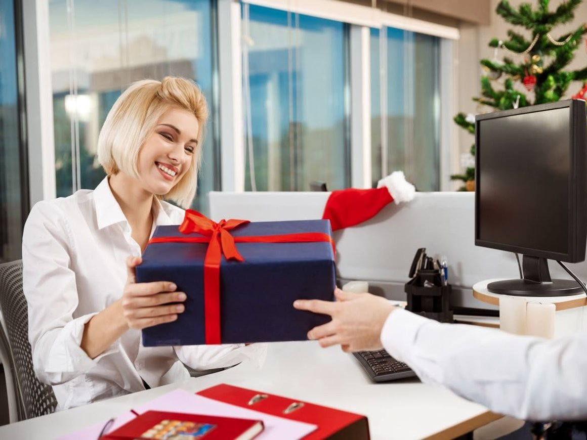 Топ идей для новогодних подарков клиентам и партнерам на 2025 год