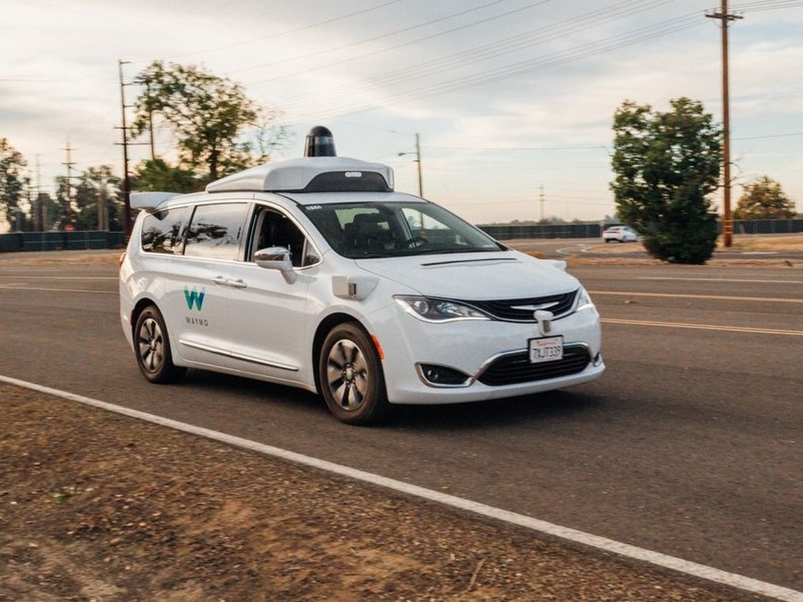 Беспилотный автомобиль Waymo попал в аварию с пострадавшими