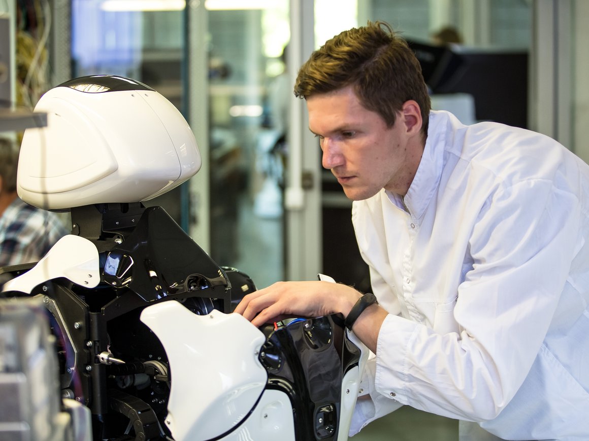 В Новгородском государственном университете студентов научат создавать роботов