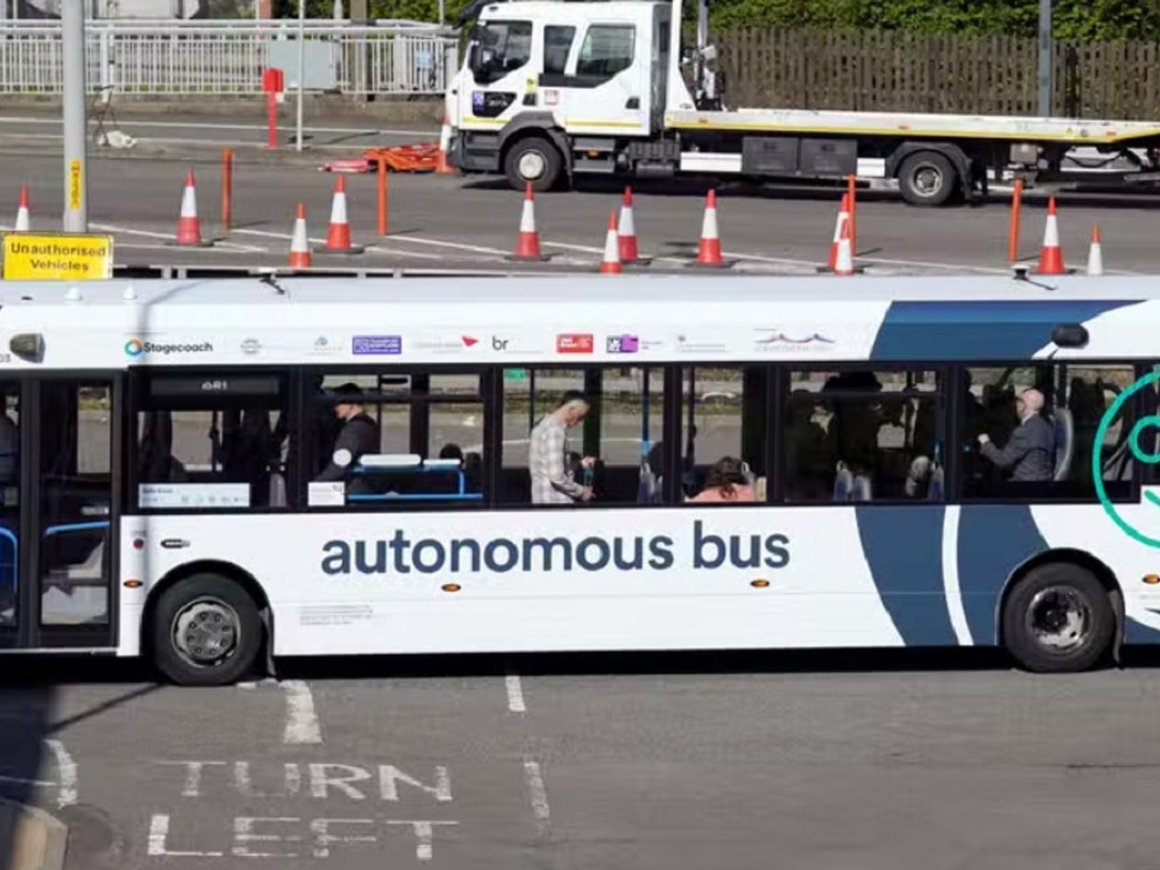 В Великобритании вышел на линию первый в мире беспилотный автобус