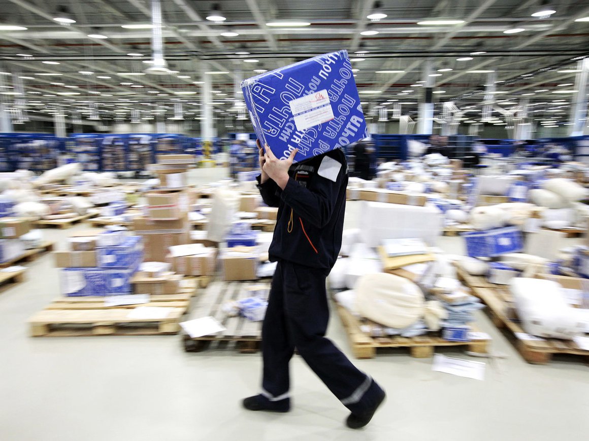 Минфин предложил ускорить введение пошлин за интернет-покупки дороже €500