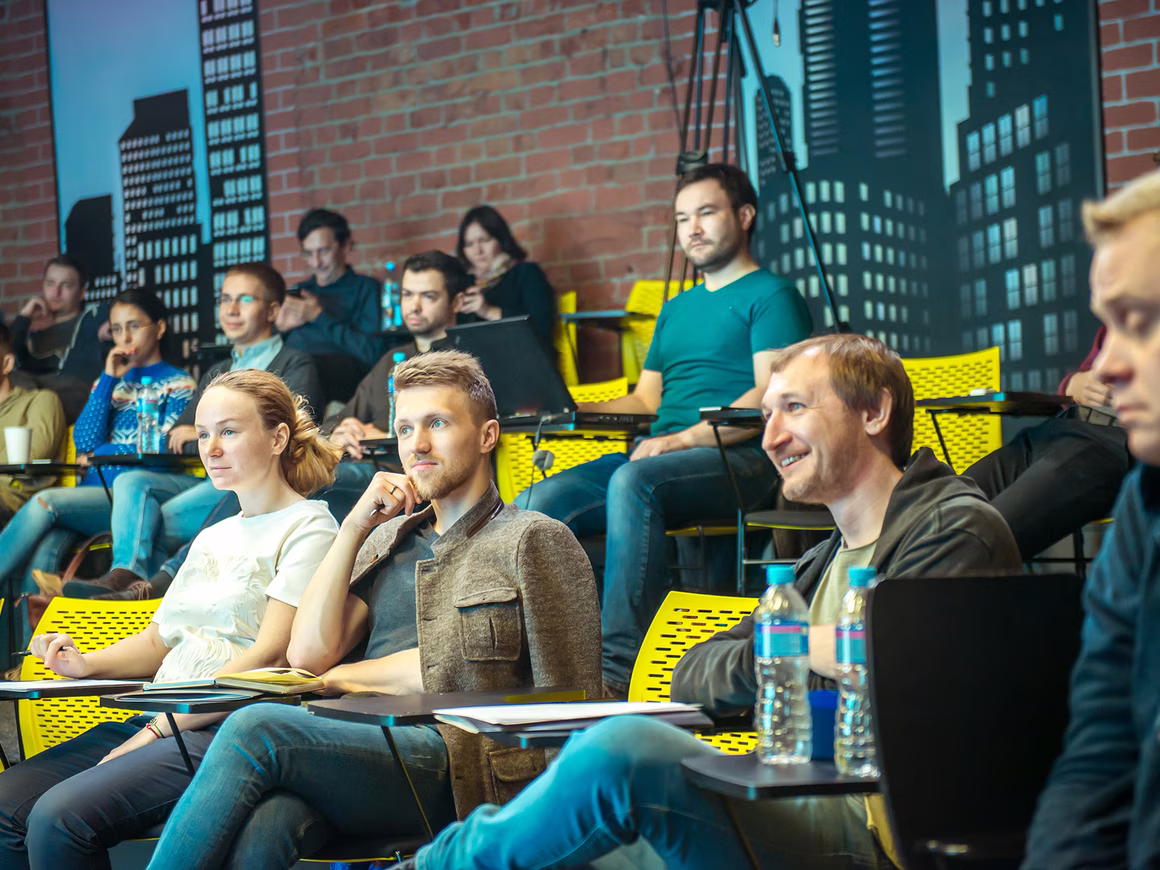 Digital October запустил курсы по ИИ, управлению продуктом и разработке