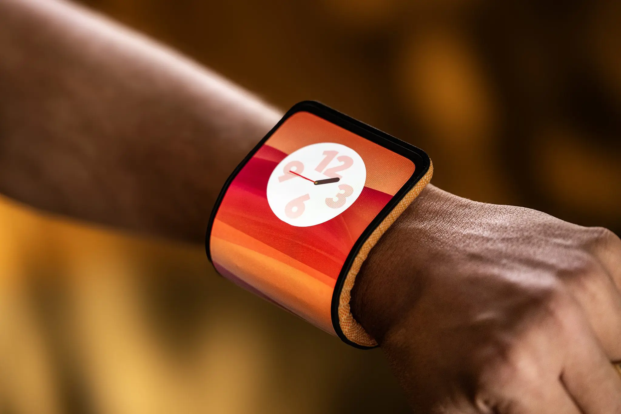 Прозрачный ноутбук, смартфон-браслет и машина Xiaomi: что показали на выставке MWC 2024?