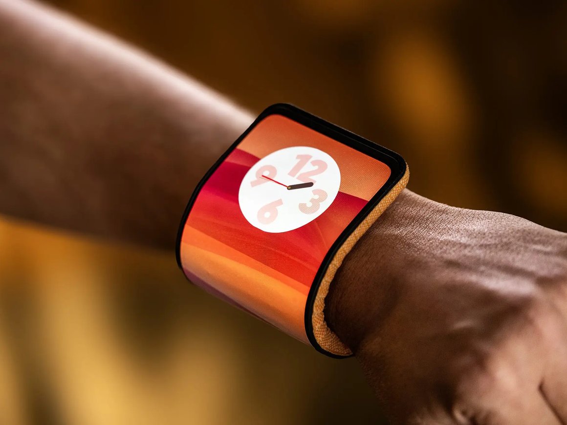 Прозрачный ноутбук, смартфон-браслет и машина Xiaomi: что показали на выставке MWC 2024?