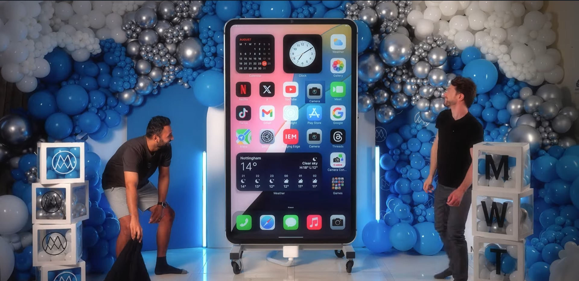 YouTube-блогеры попали в Книгу рекордов Гиннесса за создание двухметрового iPhone