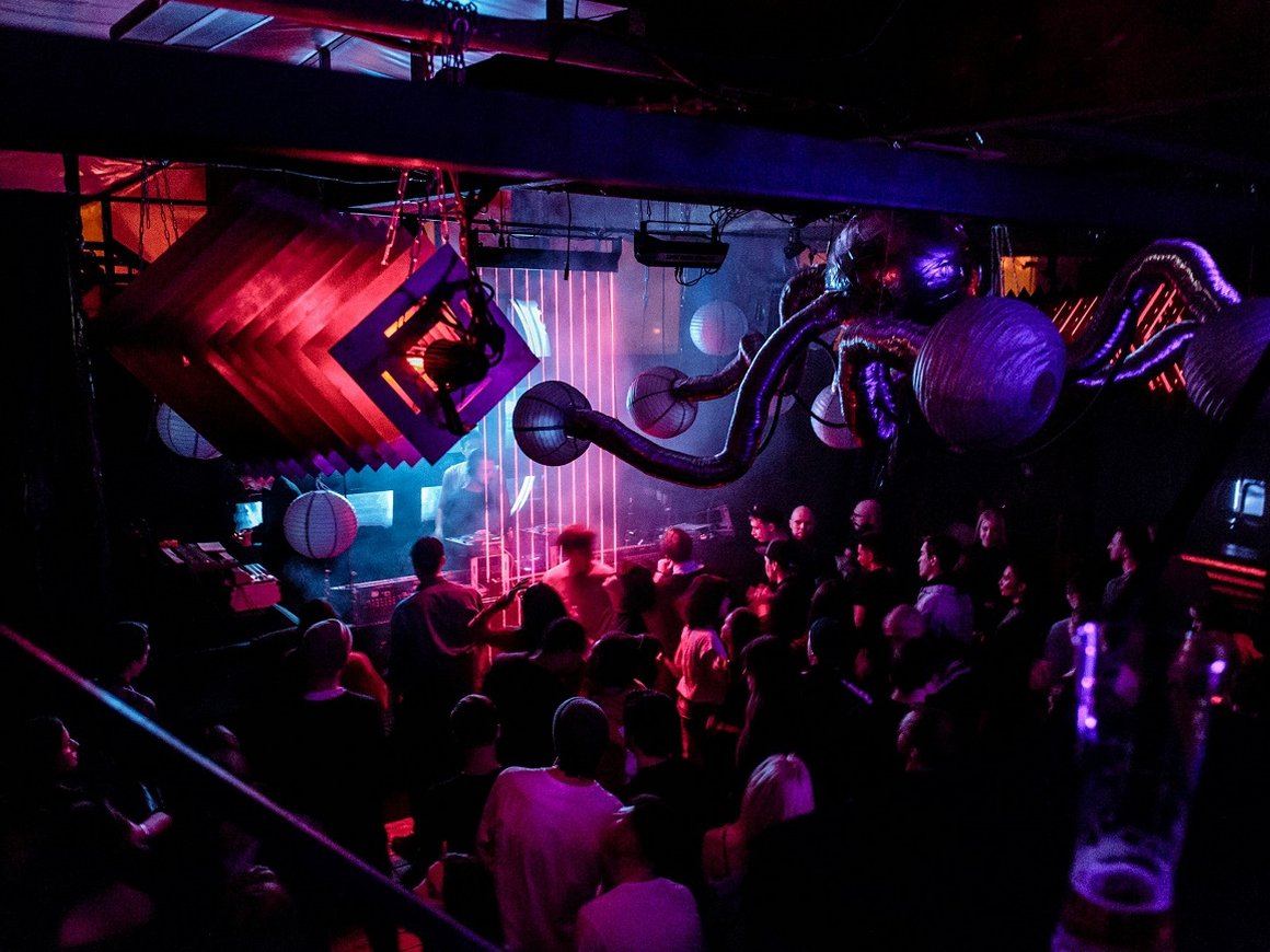 Взлом Spotify, китайский аналог Starlink, новости о «Крокус Сити Холле» и туризме: главное для бизнеса 29 июня