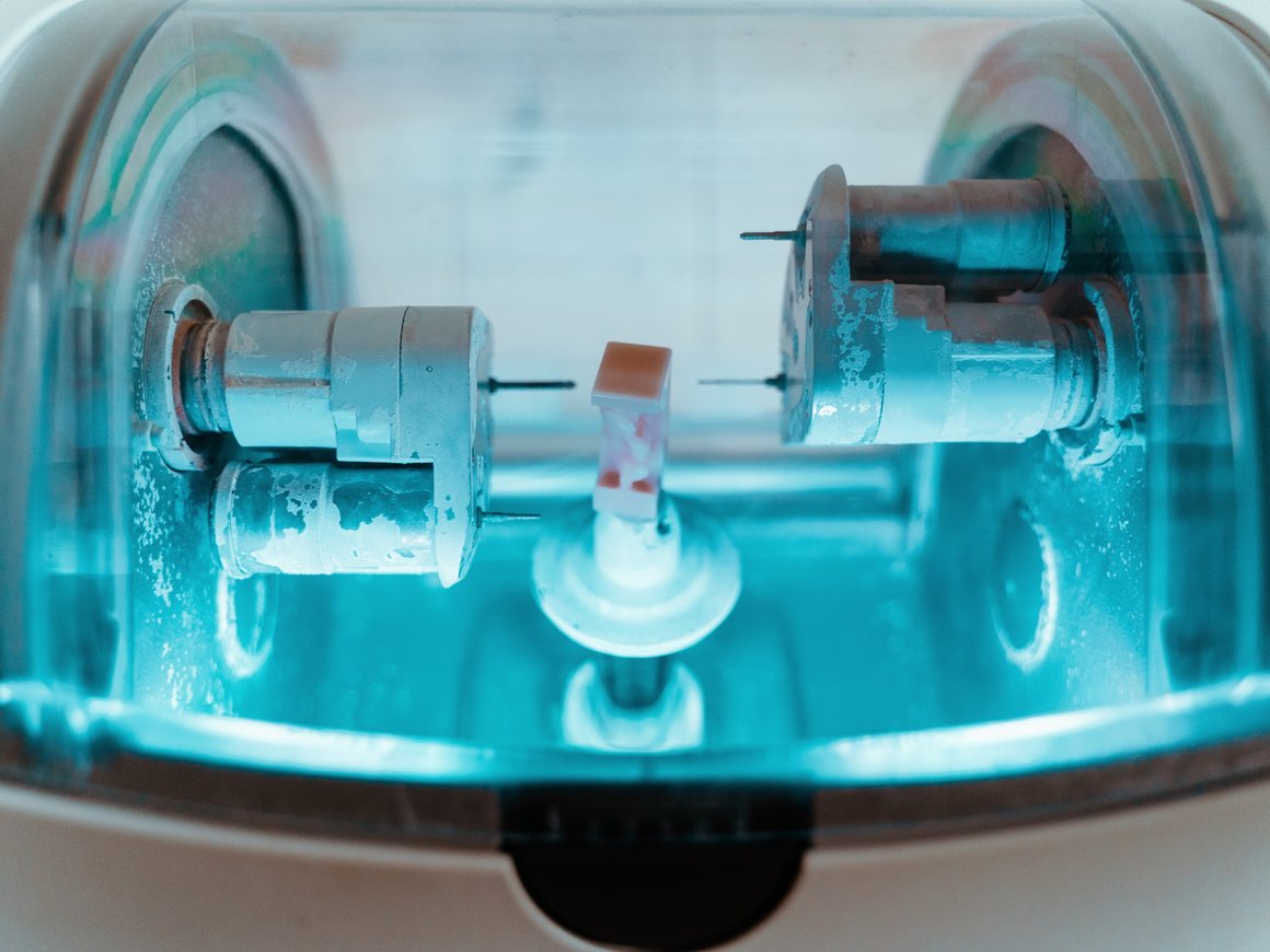 Российские школьники изобрели имплант для костей