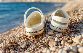 История Crocs: как резиновая обувь завоевала модный мир