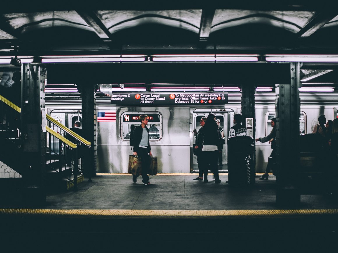 Ozon начнет выдавать заказы в метро