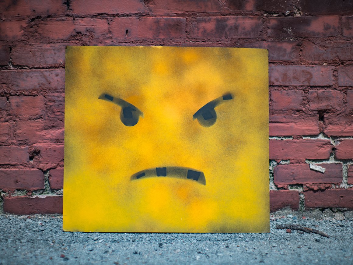 Директор бренда растительного мяса «покусал» человека