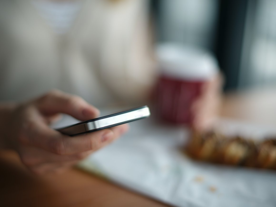 WhatsApp* добавит функцию блокировки чатов по отпечатку пальца