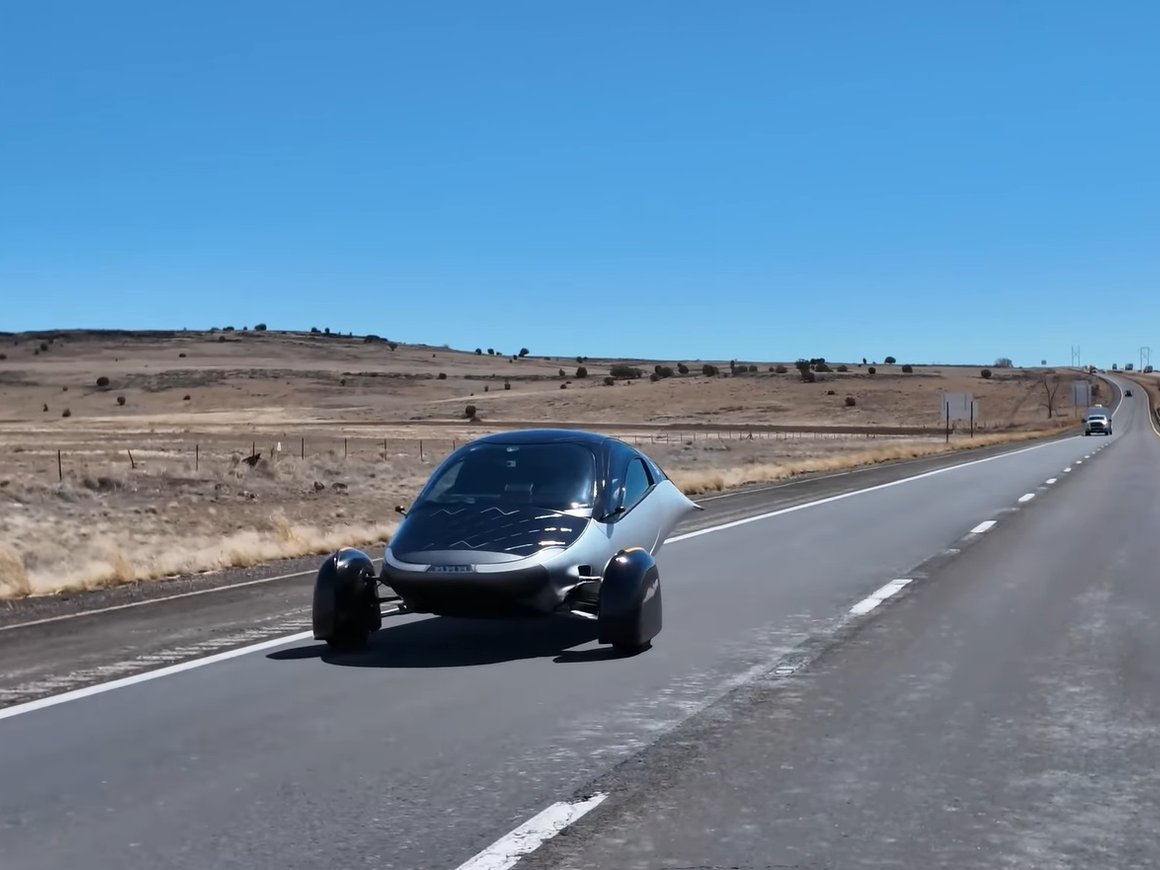 Электромобиль на солнечных батареях впервые проехал 500 км без подзарядки