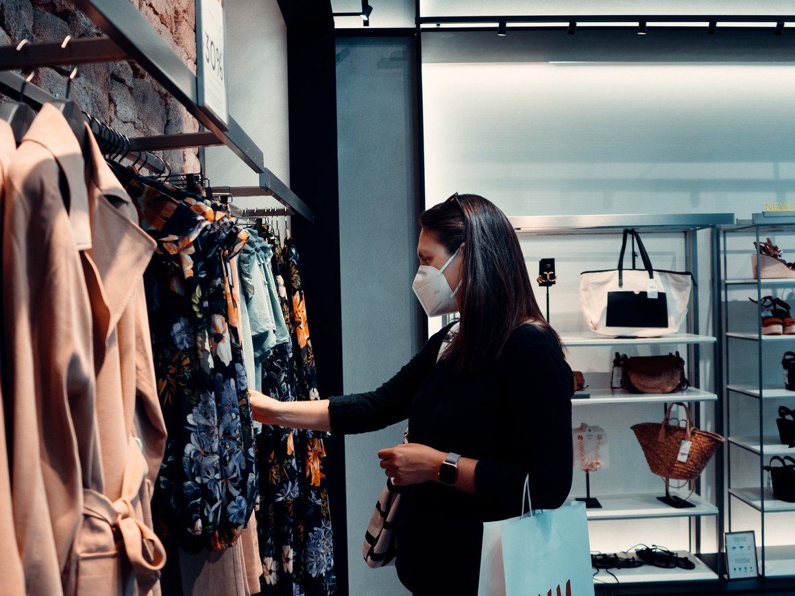 Почти половина россиян относятся негативно к проверке QR-кодов в ТЦ — опрос