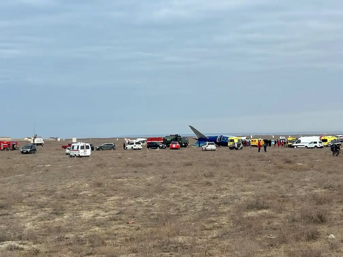 Посольство России сообщило о десяти пострадавших россиянах при крушении самолета в Казахстане