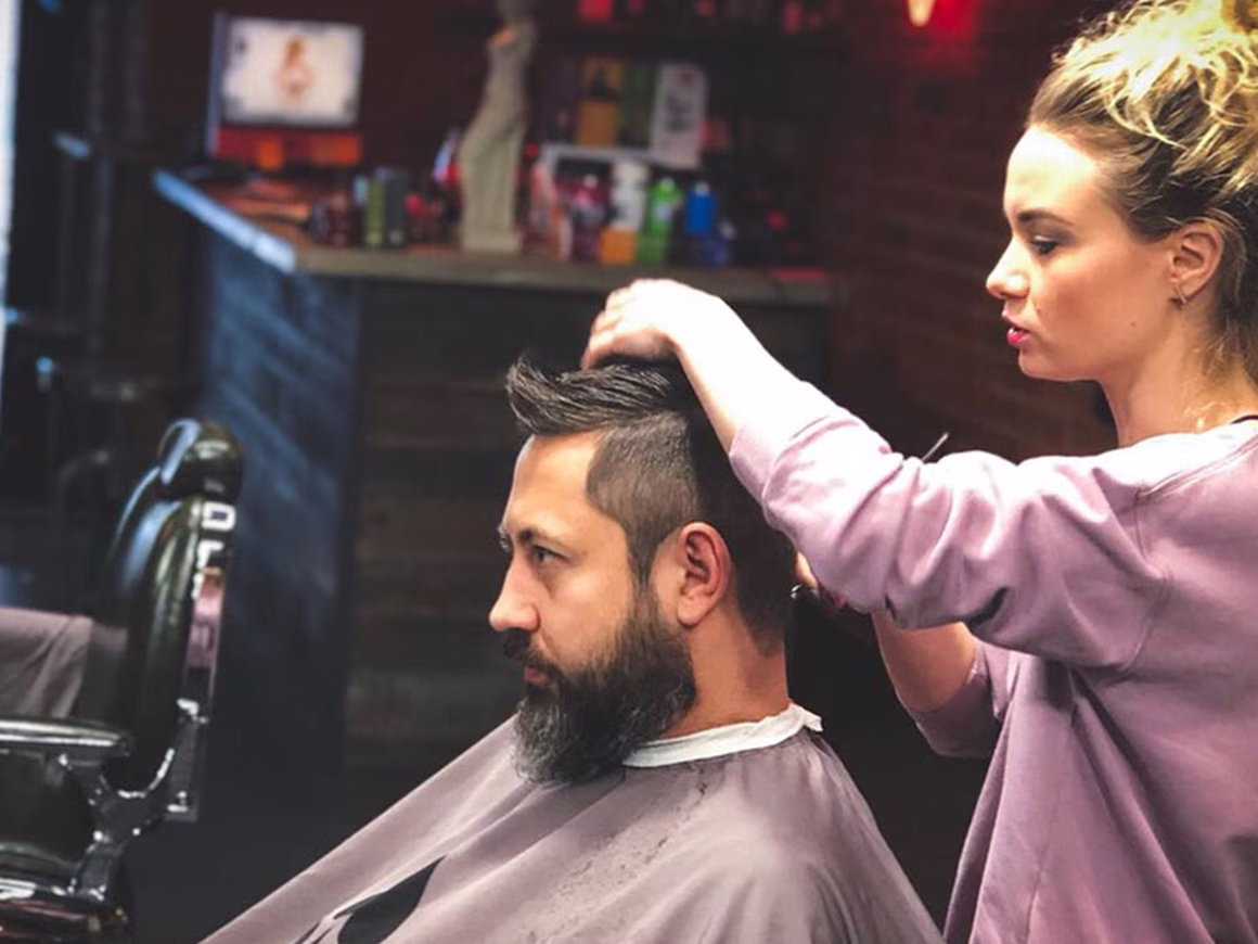 «Это был настоящий рок-н-ролл»: как я создала барбершоп, где работают только девушки