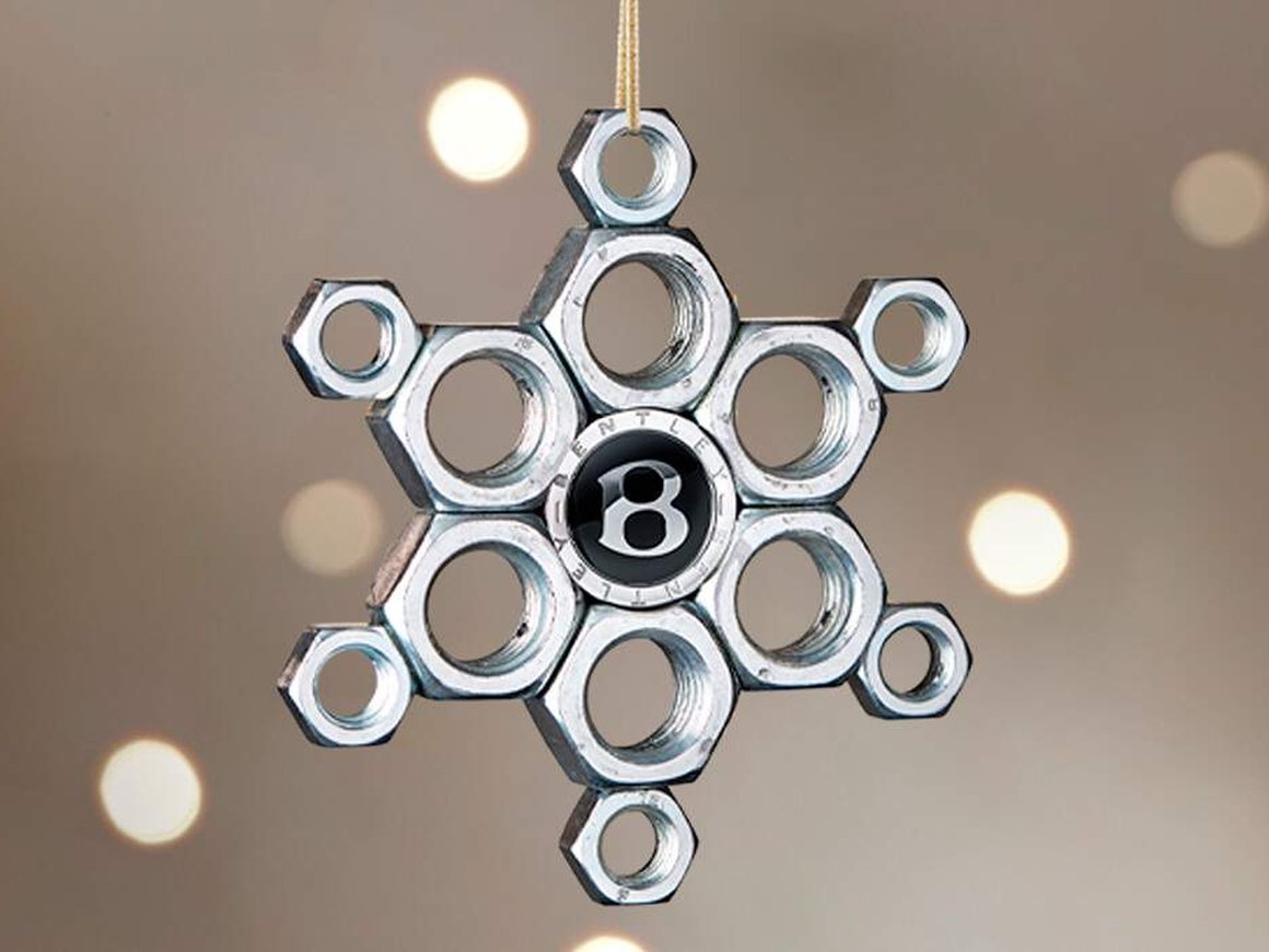 Снежинка из гаек и фонарик из автокресел: Bentley выпустила коллекцию елочных игрушек