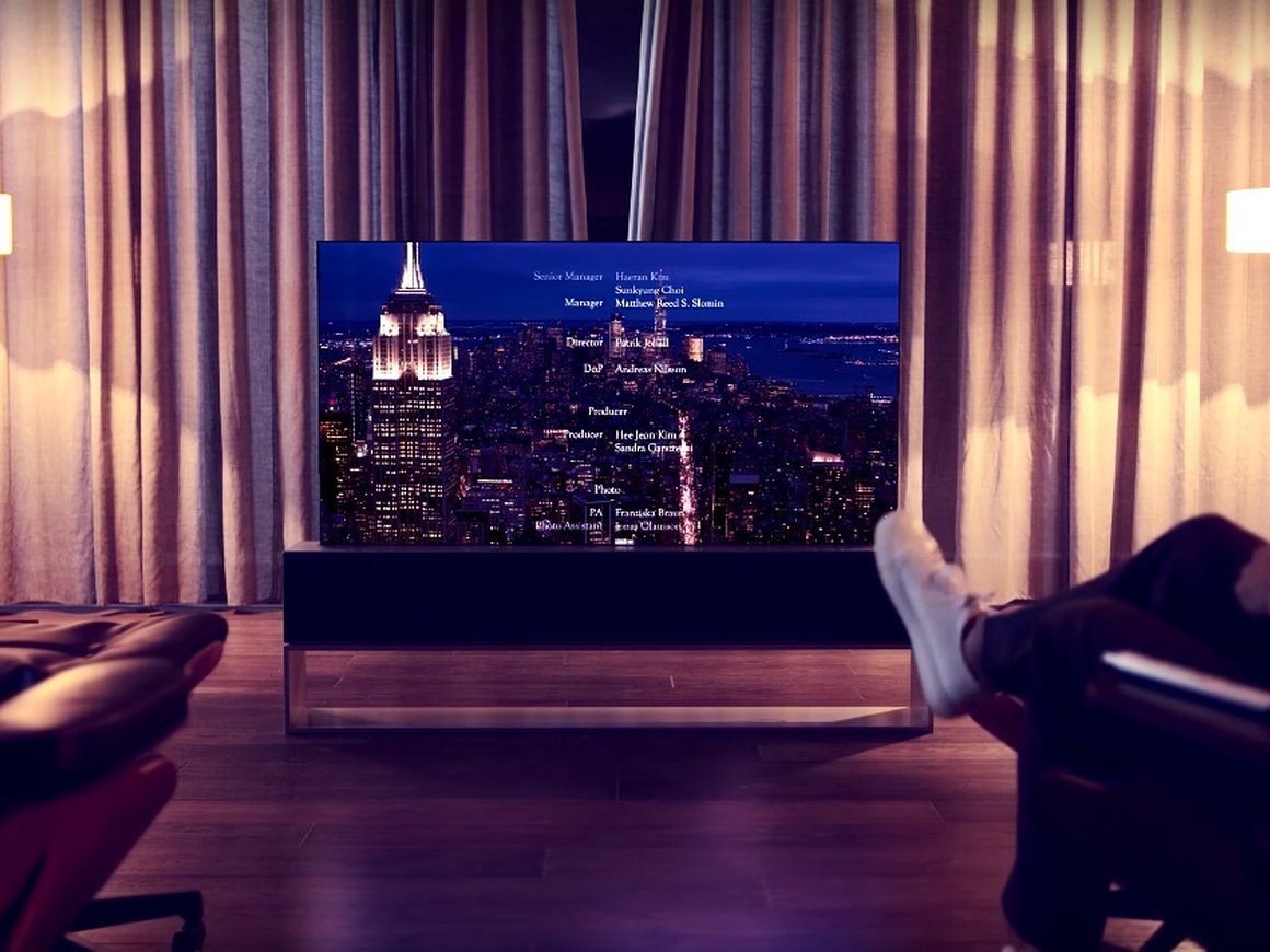 LG запустит продажу телевизоров со сворачивающимся в рулон экраном