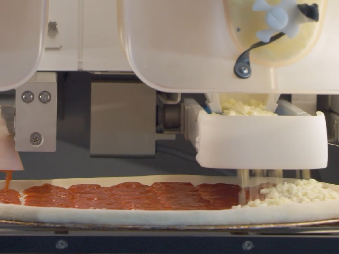 Американский стартап начал продажи робота по приготовлению пиццы