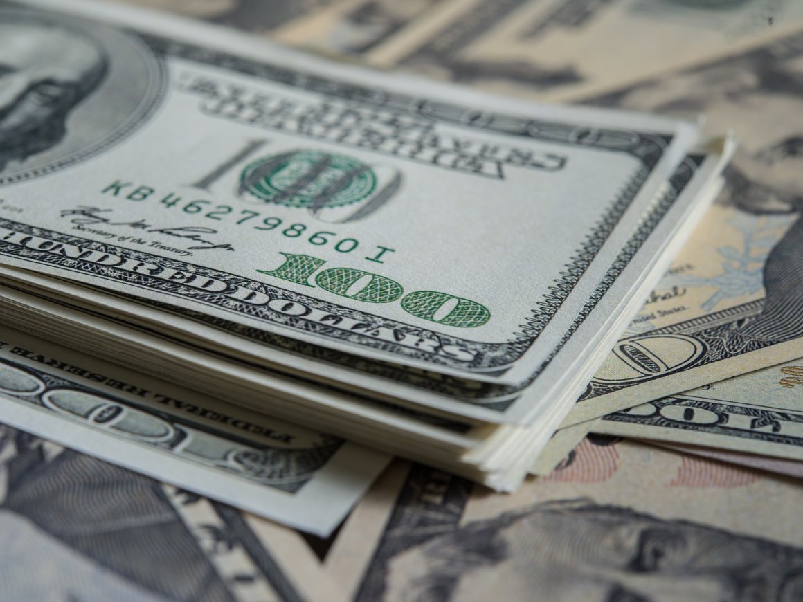 Курс доллара на Форекс упал ниже 100 рублей впервые в 2025 году