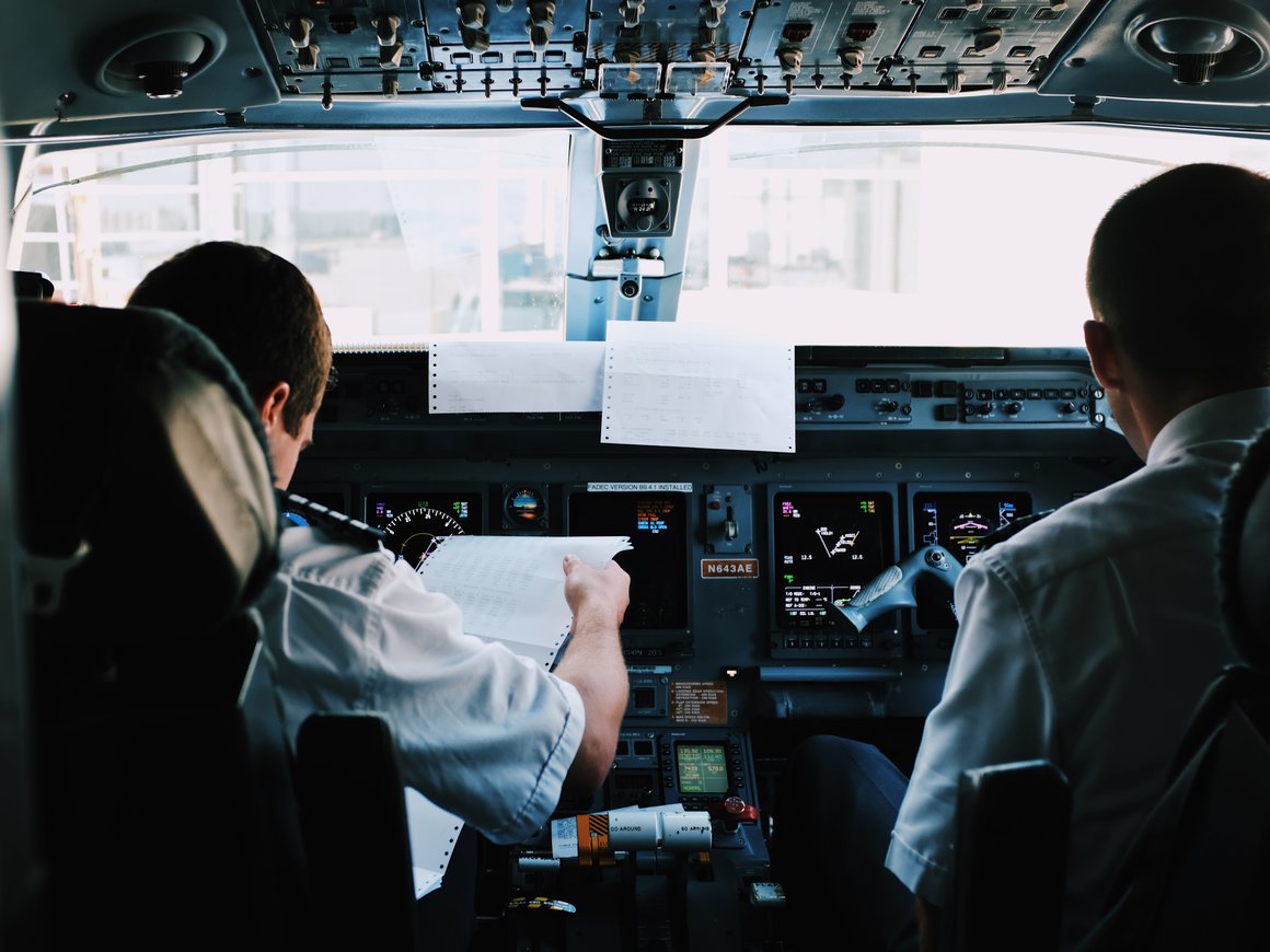 Минпромторг предложил заменить второго пилота самолета на компьютер