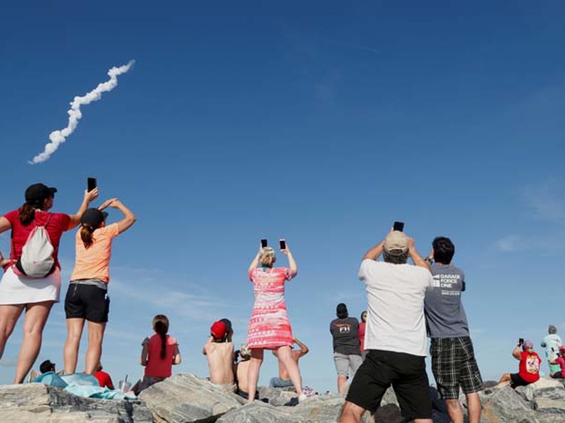 Центральный ускоритель ракеты Falcon Heavy разбился при посадке