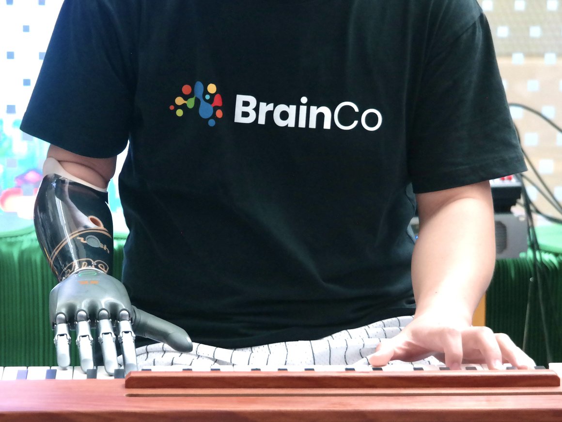 Российские эксперты — о конкуренте Neuralink Маска: BrainCo лидирует в скорости выхода на массовый рынок