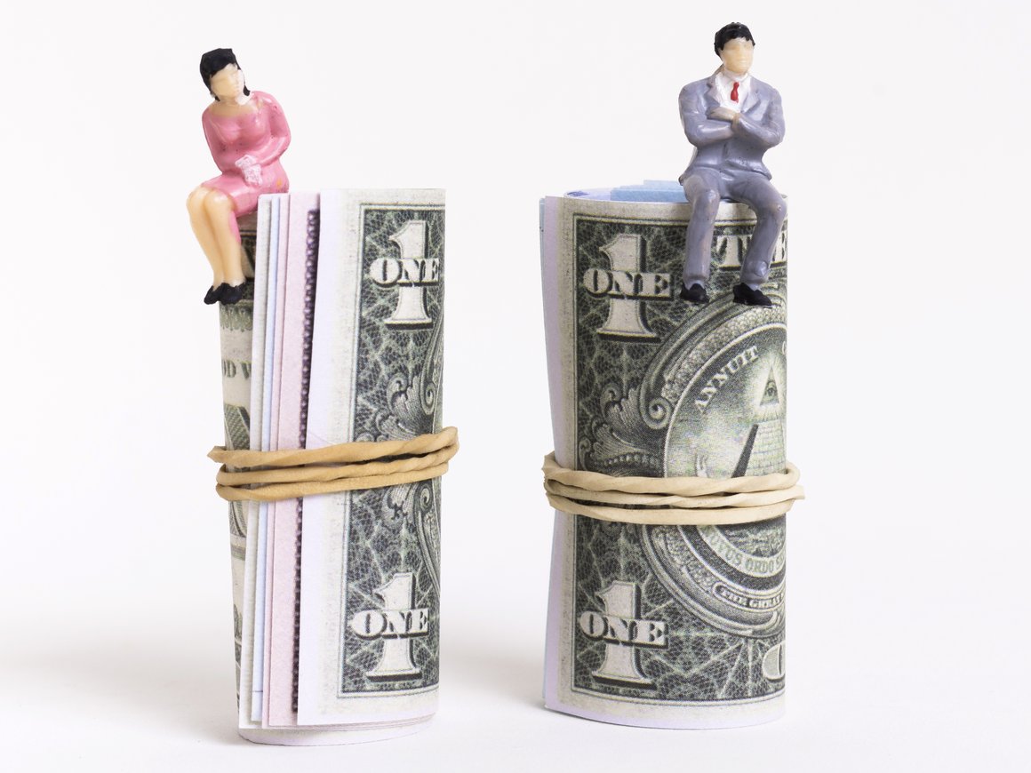 При каких условиях работодатель может удерживать деньги из зарплаты сотрудника