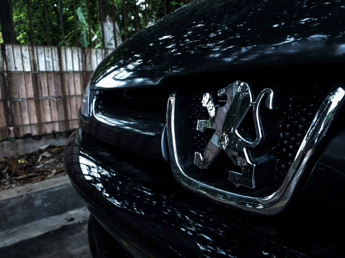 Концерн Stellantis добавит нейросеть ChatGPT в качестве голосового помощника Peugeot