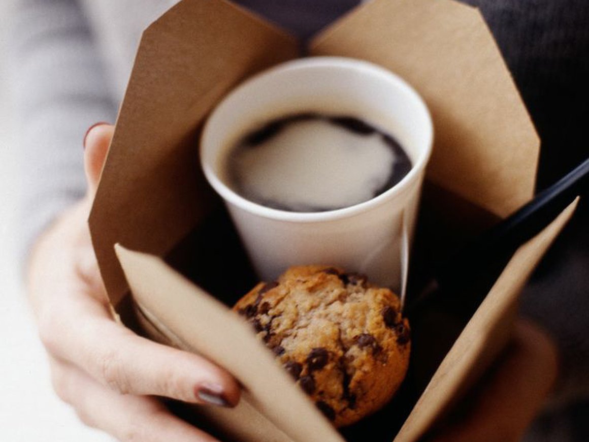 Мосгордума предложила ввести штраф за проезд с кофе в метро