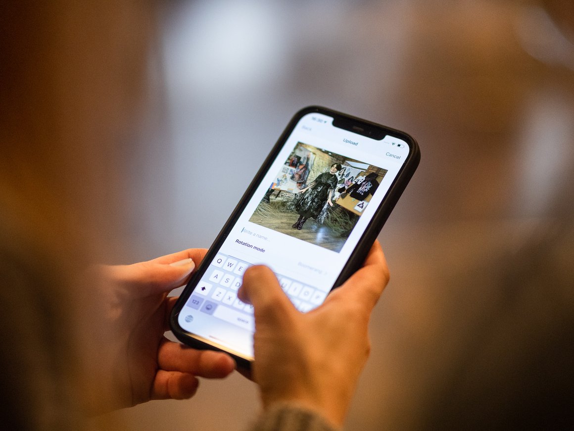 Впервые в России: Victoria Andreyanova и Cappasity представили коллекцию одежды в формате AR-голограмм