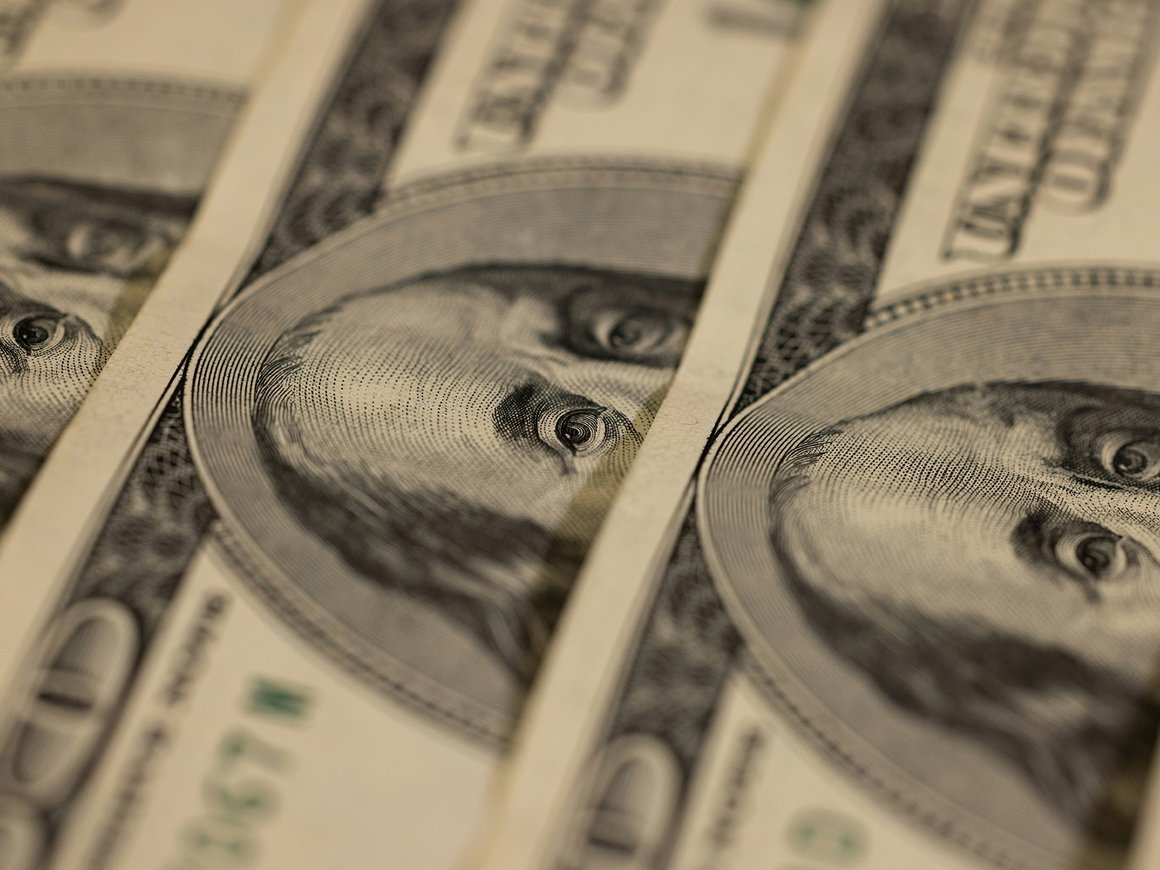 Доллар достиг двухлетнего максимума к мировым валютам