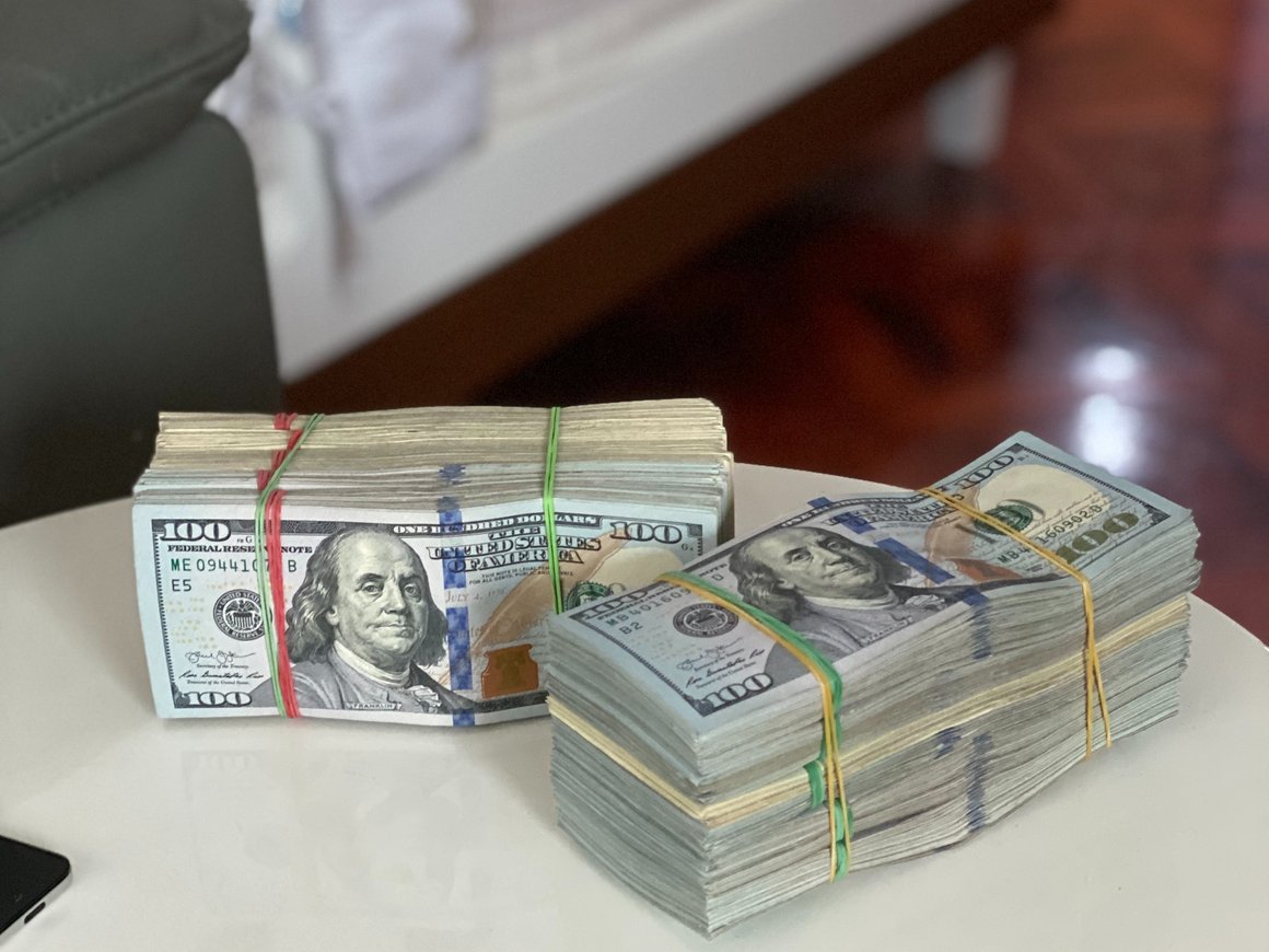 В России курс доллара 30 декабря превысил 75 рублей, а евро — 85 рублей впервые с ноября