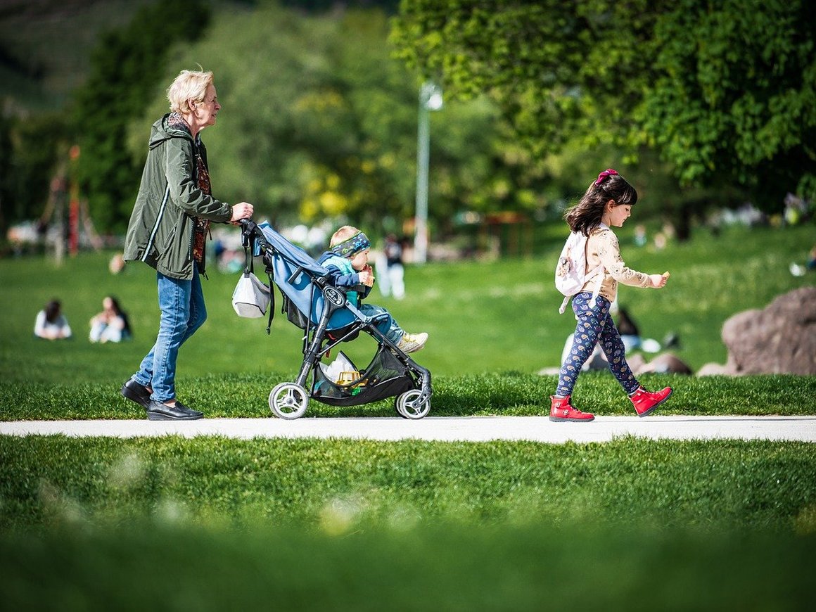 В России резко вырос спрос на нянь — «Авито Услуги»