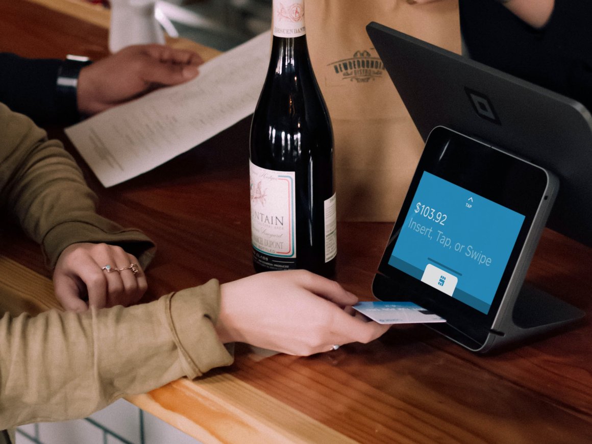 Сотрудники торговых точек стали вдвое чаще воровать деньги из кассы — исследование