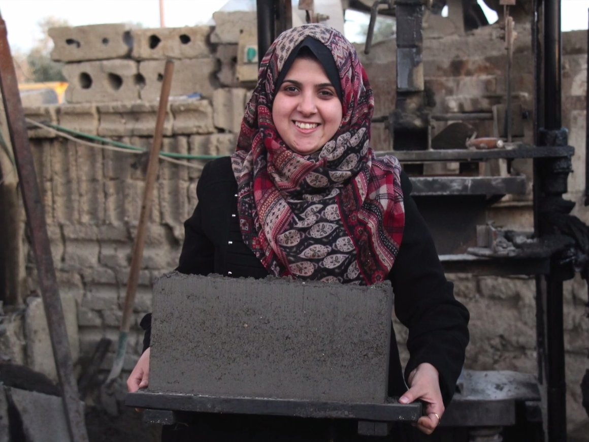 Палестинка создала инновационные строительные блоки для восстановления Газы