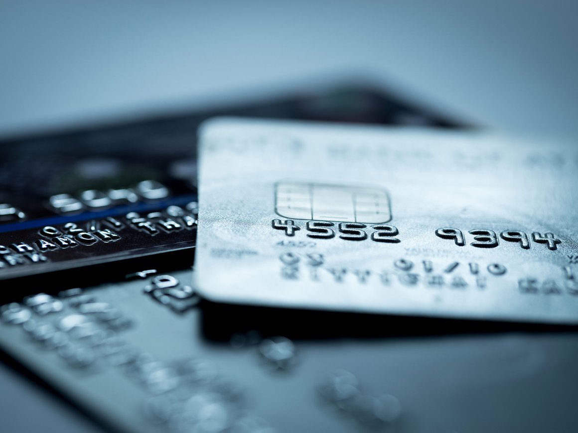 Кредитки вернулись в игру: за месяц банки оформили 1,19 млн карт на 170 млрд ₽