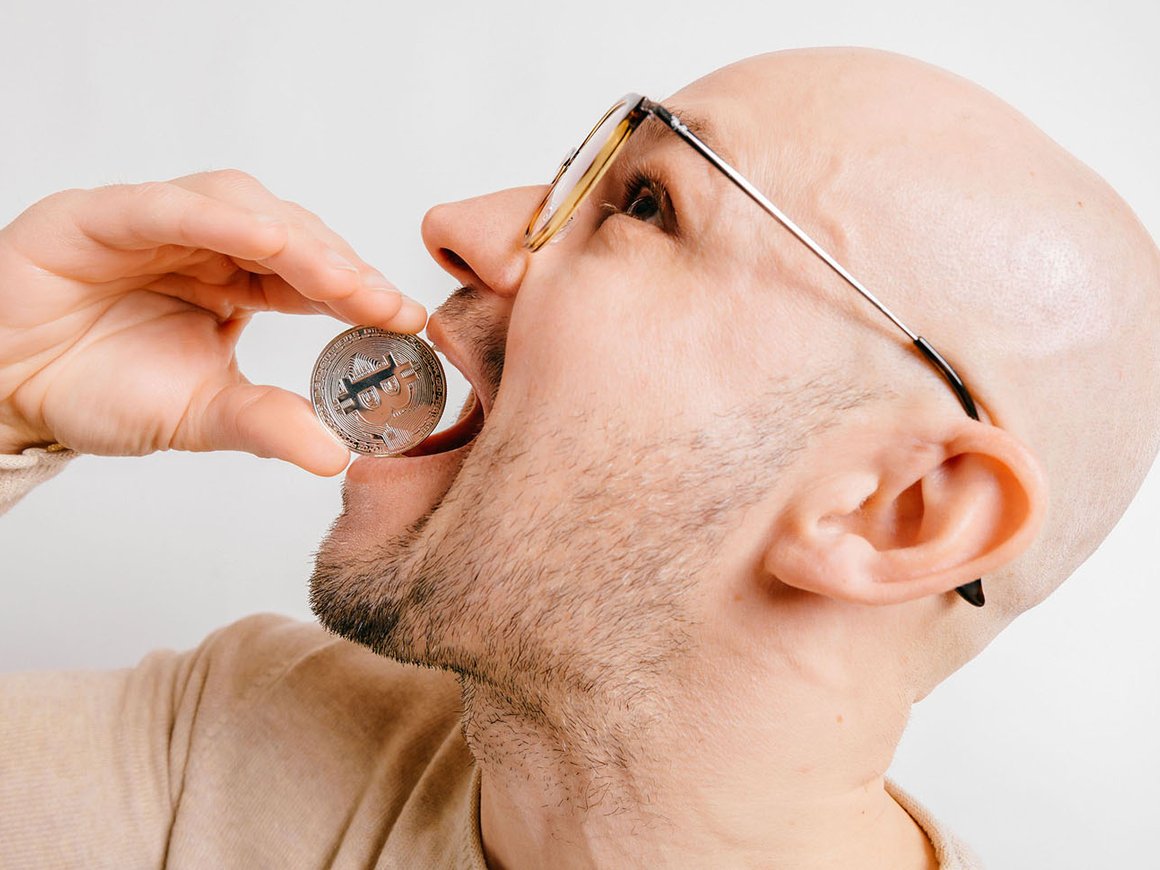 Люди, грызущие биткоины: как изображают криптовалюту на стоковых фото