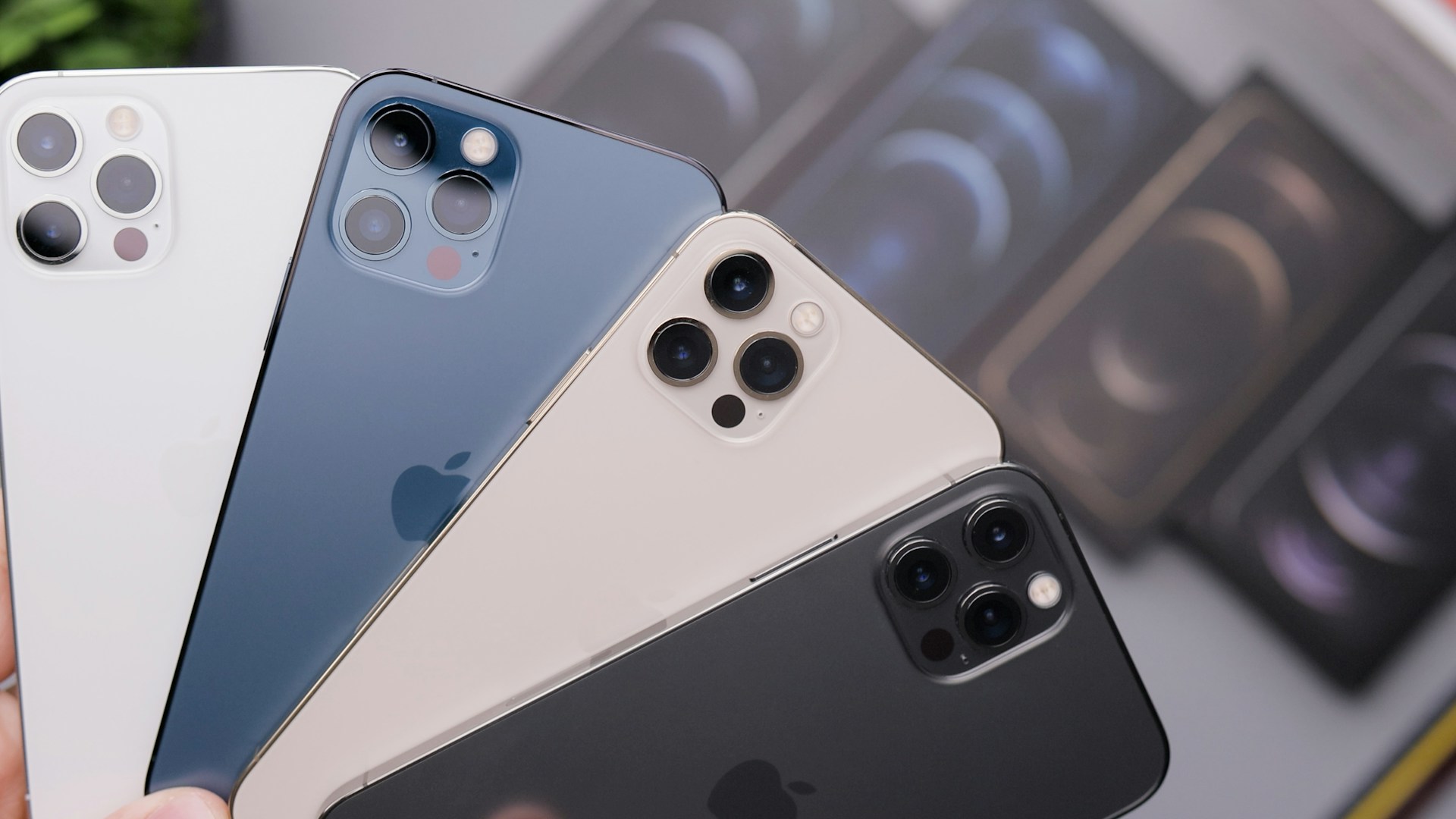 Цены на iPhone в России снизились на 15%