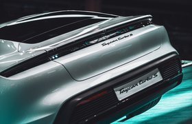 Электромобиль Porsche Taycan обошел по продажам флагманский спорткар Porsche 911